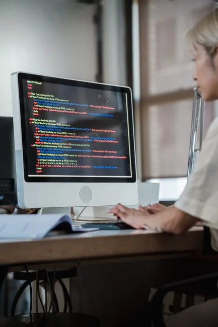 Drveni blokovi koji slažu natpis web design na kreativan način prikazuju koncept digitalnog dizajna.